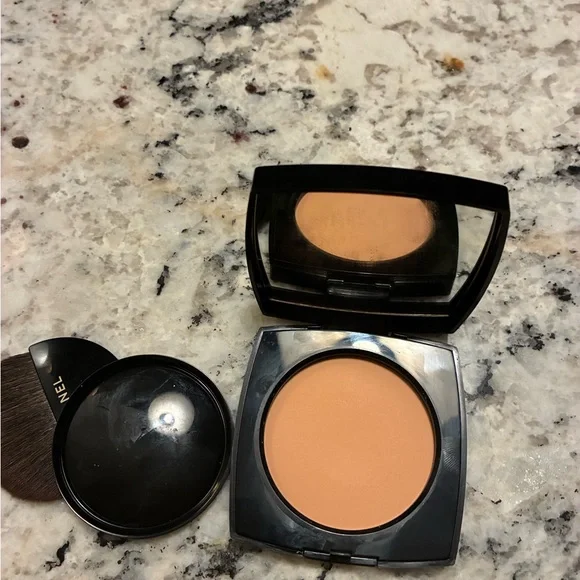 CHANEL Make up AUTHENTIC Powder Compact , brush, powder with Black Logo - Picture 3 of 6